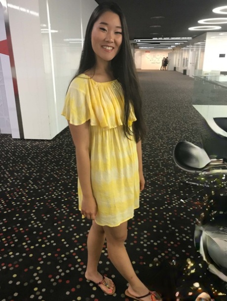 Asian Fang B zvedne své žluté šaty a posune své kalhotky stranou pro POV sex