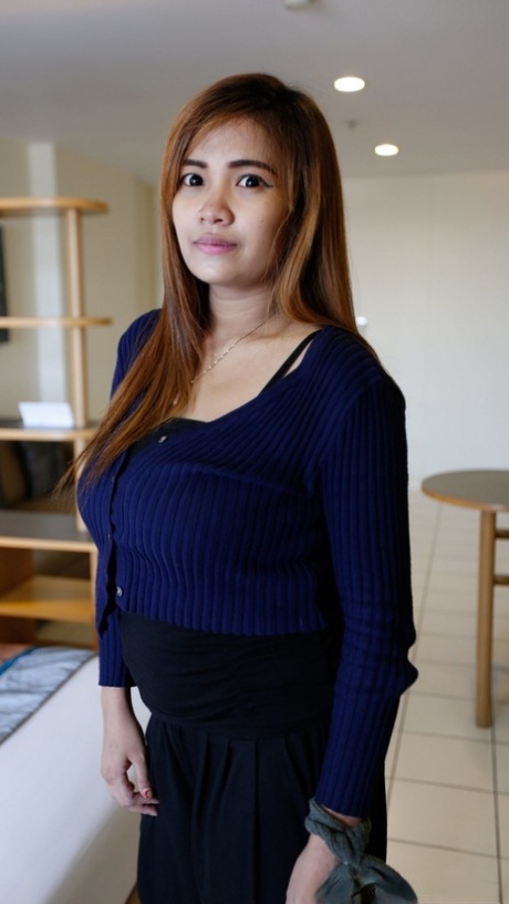 Asiatiska babe Dear B visar upp sina stora bröst och sin håriga fitta innan sex