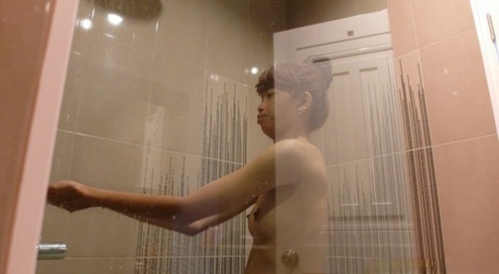 Skinny Asian Babe Mai B zeigt ihre rasierte Muschi vor & nach POV Sex