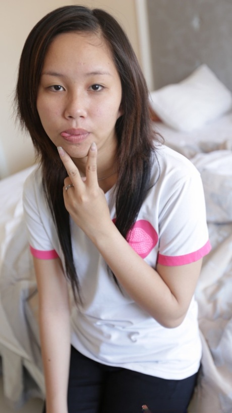 Petite asiatisk jente Yum gir en handjob før hun tar en pikk i fitta hennes