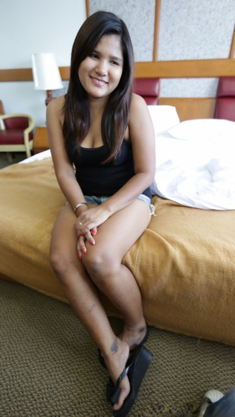 Zwartharige Aziatische amateur Nam B pronkt met haar mollig lichaam voor POV seks