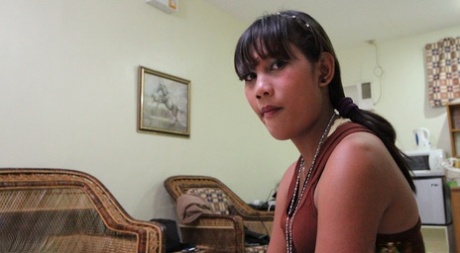 Petite asiatische Freundin Ann posiert und blinkt ihre süßen Höschen