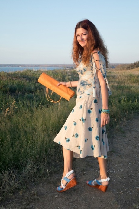 Russisch gember Helen Volga strips naakt outdoors en speelt met haar sexy bush