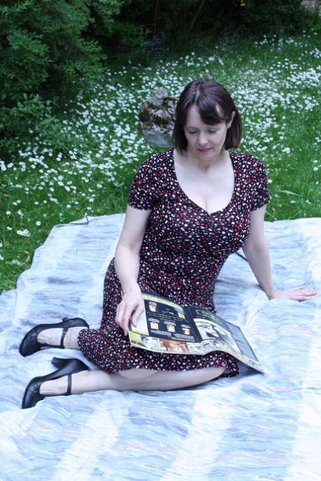 Vollbusige britische Hausfrau Tigger fickt einen hübschen Hengst bei einem Picknick