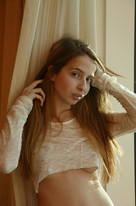 Liderlig babe Lola Arburg viser sine naturlige bryster og lækre røv i sexede lyserøde trusser