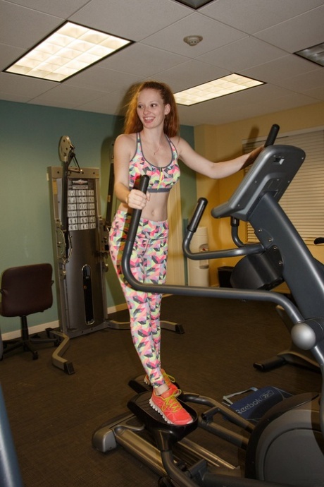 Teen mit roten Haaren Wendy Patton gibt einen kleinen Einblick in ihre Brustwarze im Fitnessstudio