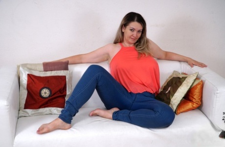 Sexy rijpe Anastasiya streelt haar enorme borsten en wrijft over haar muff
