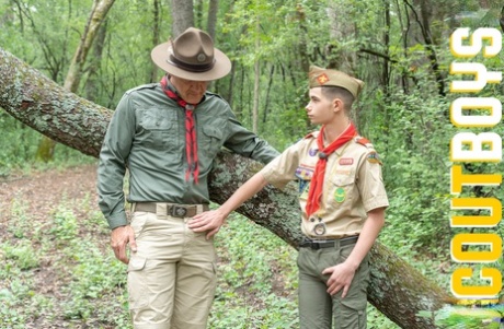 Zralé gay scoutmaster Maxwell proužky twink a šuká ho, zatímco ven turistika