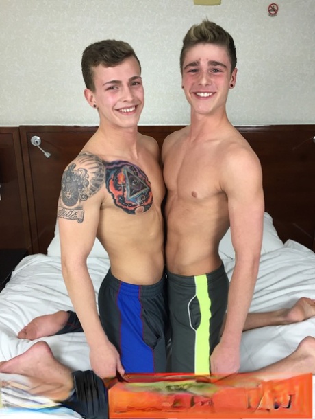 Inked Twink Chad Porter fickt das Arschloch seines schwulen besten Freundes Travis Stevens