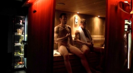 De tynde drenge Kameron Frost & Rafael Smith nyder doggystyle-sex i saunaen