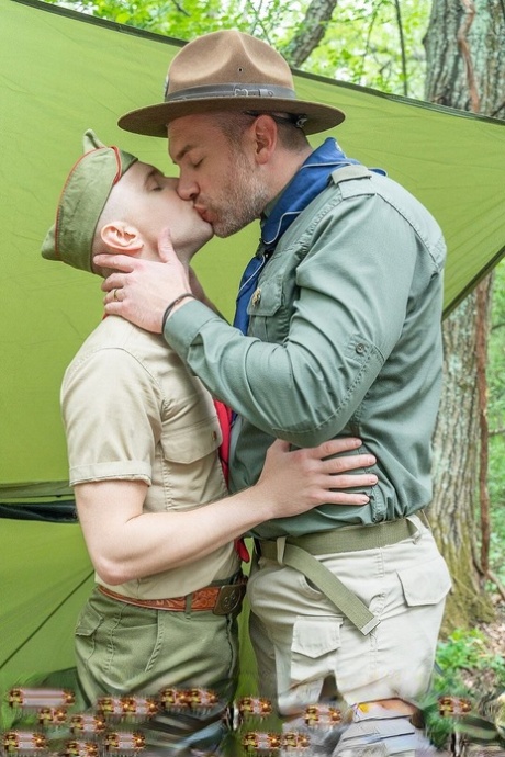 Trochę scout Serg dostaje ustnie zadowolony i przejebane przez gej scoutmaster Hernandez