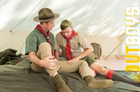 Twink Logan wird vom schwulen Scoutmaster St. Michael verführt und gevögelt