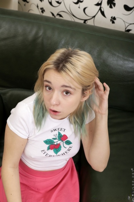 Sexy blonde Teen Carolina Monroe entblößt ihren runden Arsch und spreizt ihre Fotze