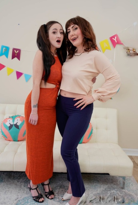 Горячие MILFs Melody Mynx & Tifa Quinn лижут киску и едят сперму в диком сексе втроем