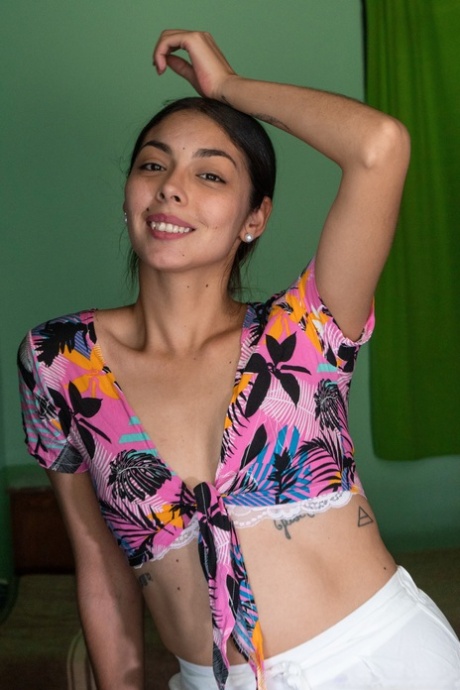 A bela latina Eva One despe-se e mostra o seu corpo peludo com tatuagens