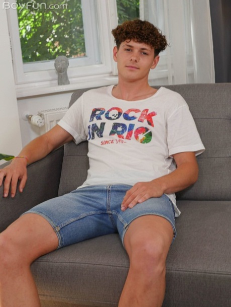 Prachtige homo Danny Clay toont zijn sexy kont en ongesneden lul in een solo