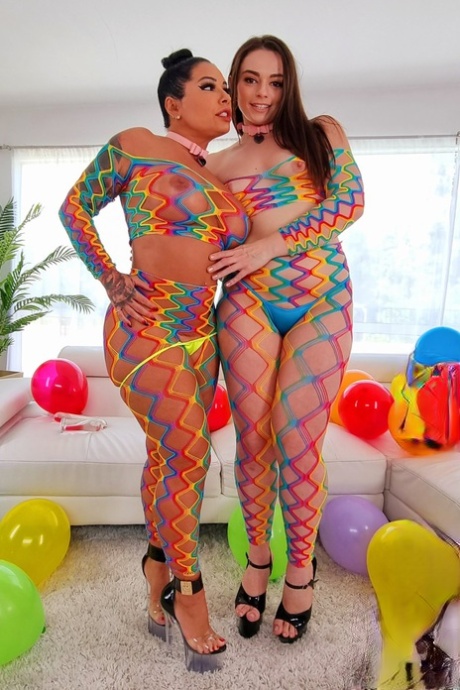 Rondborstige pornosterren Monica Santhiago & Sophia Burns showen hun grote borsten
