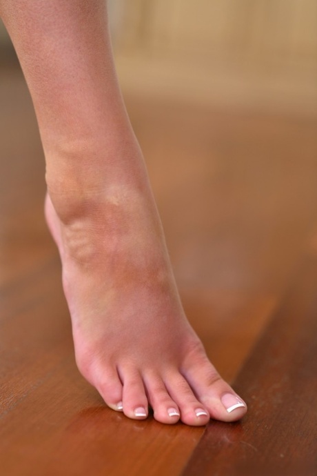 Śliczna Millie Morgan pokazuje swoje gorące nogi i wylizaną, przyciętą cipkę