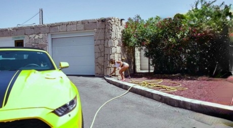 A MILF suja Alexis Cherry faz uma garganta profunda e fode uma pila ao ar livre na lavagem de carros