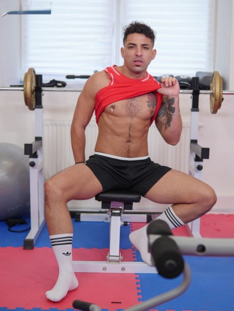 帅哥罗克-雷姆斯（Roque Rems）在健身房展示他健美的裸体和坚硬的阴茎