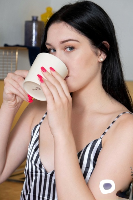 A adolescente americana Lea Benolas despe-se e toca-se enquanto bebe um café