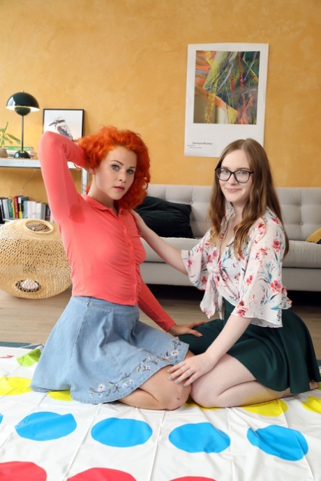 Amateur lesbiennes pronken met hun grote billen & geven elkaar een rimjob