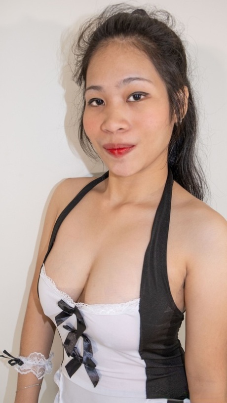 Knubbigt asiatiskt hembiträde Queenie poserar och visar sina stora bröst i ett solo