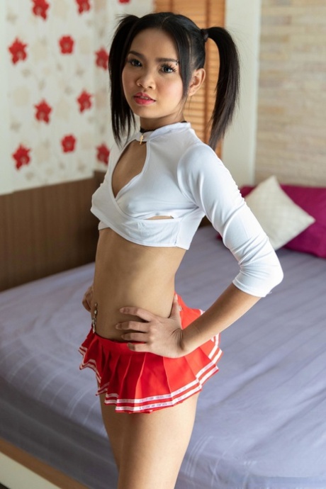 Den piggsvansade thailändska skönheten Totti klär av sig i högklackat och visar sin rumpa och fitta