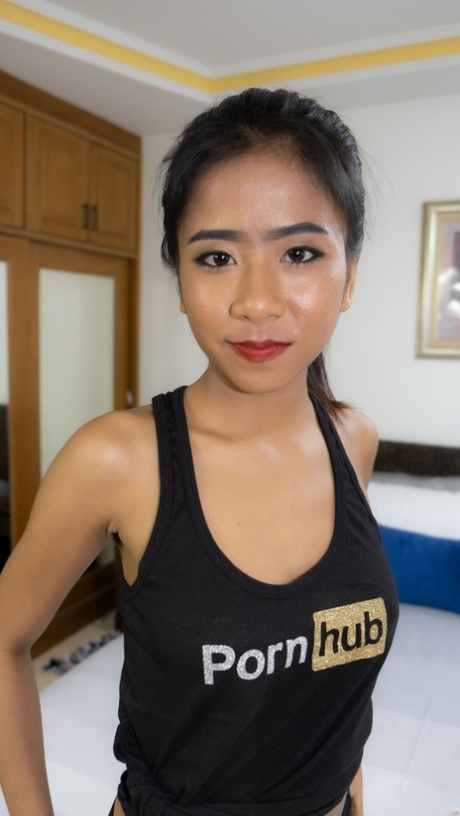 Тайская красотка Сом позирует в наряде на PornHub и демонстрирует свои большие сиськи и задницу