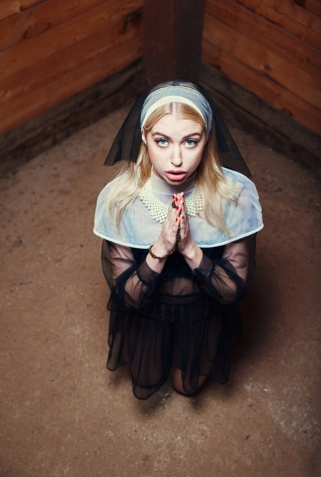 Непослушная монахиня Хлоя Черри надевает наряд от playboy и трахается втроем