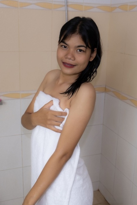 La adolescente asiática amateur Chimlin deja caer su toalla y hace alarde de su culo y su coño