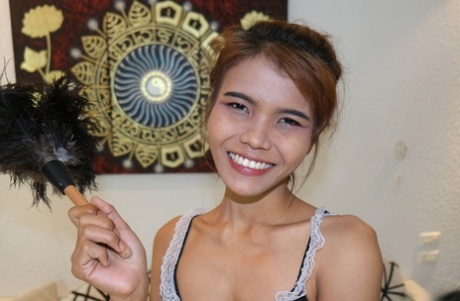Den asiatiske amatørpige Dada viser sin slanke krop og poserer i netstrømper
