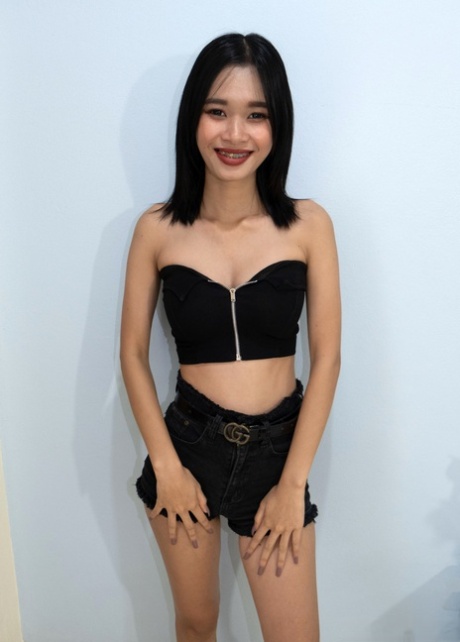 Mooie Thaise tiener Bussaba gaat topless naar de casting & laat haar borsten zien