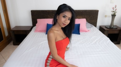 Petite babe Som se quita su traje sexy y muestra sus labios protuberantes