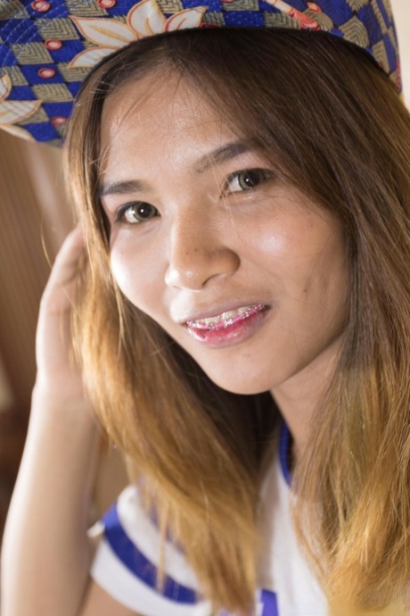 Thai babe Kittikorn udsætter hendes krop og bliver vædret i POV handling