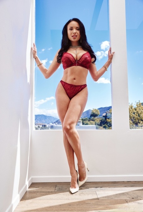 曲线玲珑的维奥莱特-迈尔斯和法国 MILF Anissa Kate 互舔对方的大咪咪