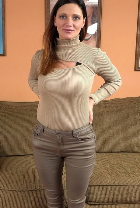 Tätowierte MILF Kimberly X zeigt ihre großen Brüste und gibt einen POV-Blowjob