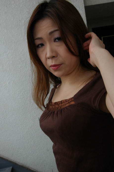 Behaarte japanische Oma Yumi Ajiyama zeigt ihren großen Arsch und ihre haarige enge Fotze
