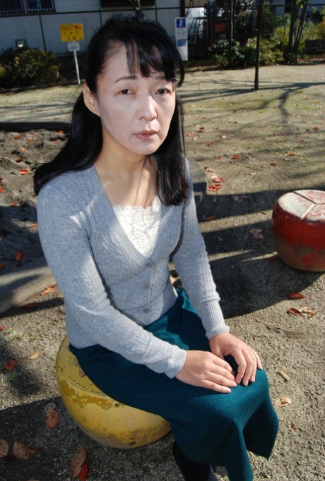 Japanische Oma Kiyoe Majima zeigt ihren Körper und posiert nackt zu Hause