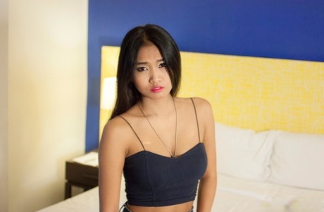 Asiatisches Babe Nabdauw zeigt ihren zierlichen Körper in einem sexy Schlafzimmer-Striptease