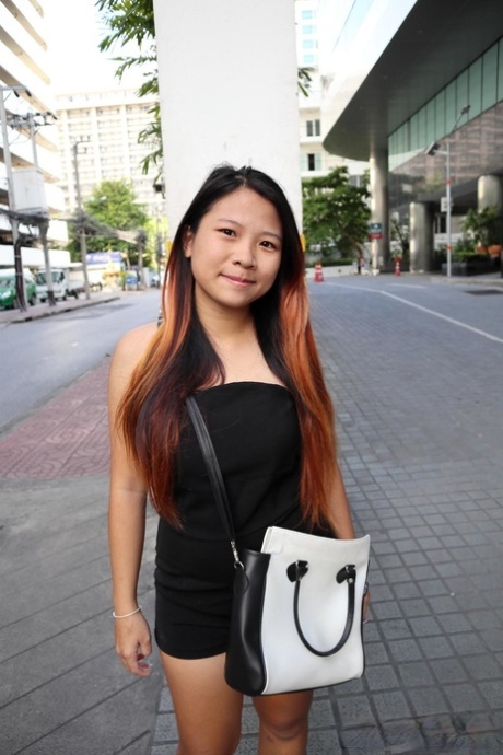 Sød asiatisk nybegynder Bou smider lingeriet og viser sine lækre kurver frem