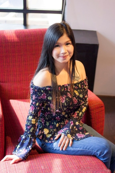 La sexy modella asiatica Lak si spoglia dei jeans e mostra la sua figa pelosa