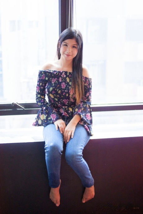 Sexy Aziatisch model Lak stript haar jeans en toont haar harige kutje