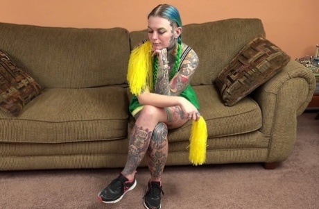 As putas com tatuagens Shae Kink e Vibe Ryder a fazer tesoura e a foder no sofá