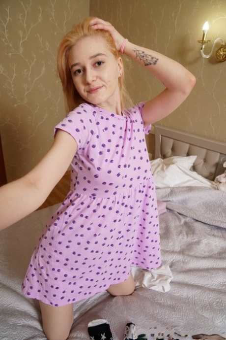 Kleine tiener neemt naakt selfies waarop haar kleine tieten & haar geschoren kut te zien zijn