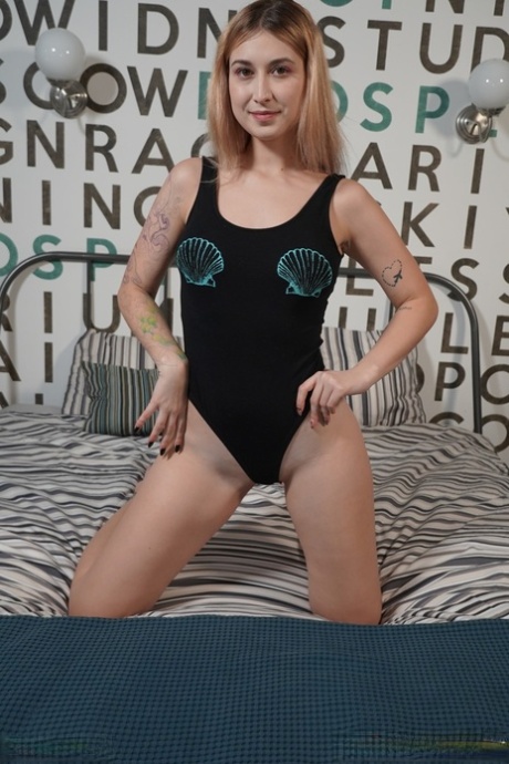 Petite hottie Iris Kiss Kiss beføler de store puppene og leker med den hete fitta si.