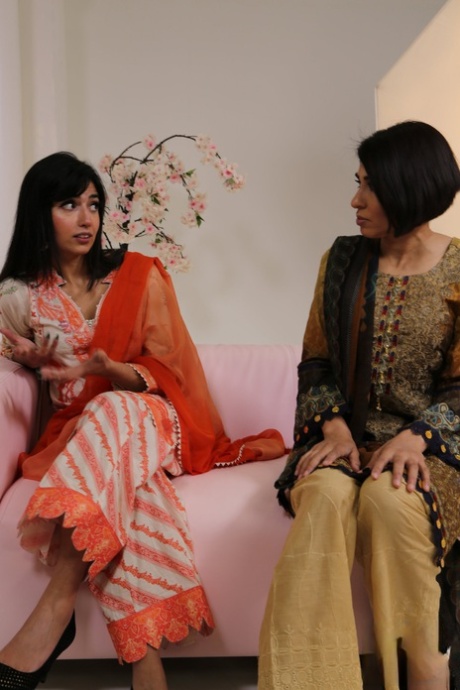 De lesbiske brunettene Aaliyah Yasin og Sahara Knite spiser hverandres fitter i en 69-episode