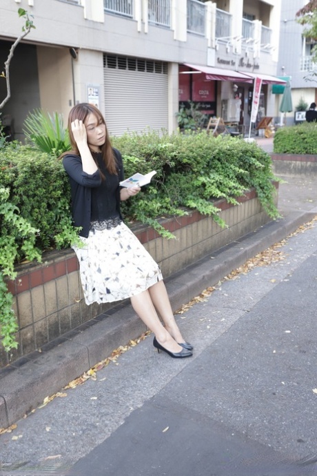 Azjatka Mari Mizutani pokazuje swoją piękną cipkę przed i po seksie