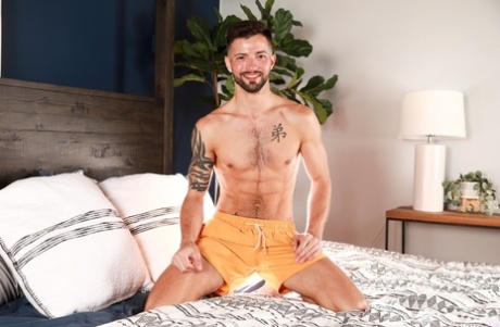 Inked gay hottie Casey Everett dostane kost Shane Cook na posteli
