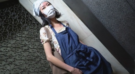 La moglie giapponese mascherata Manami Honjyo si fa scopare e cremare la sua figa pelosa